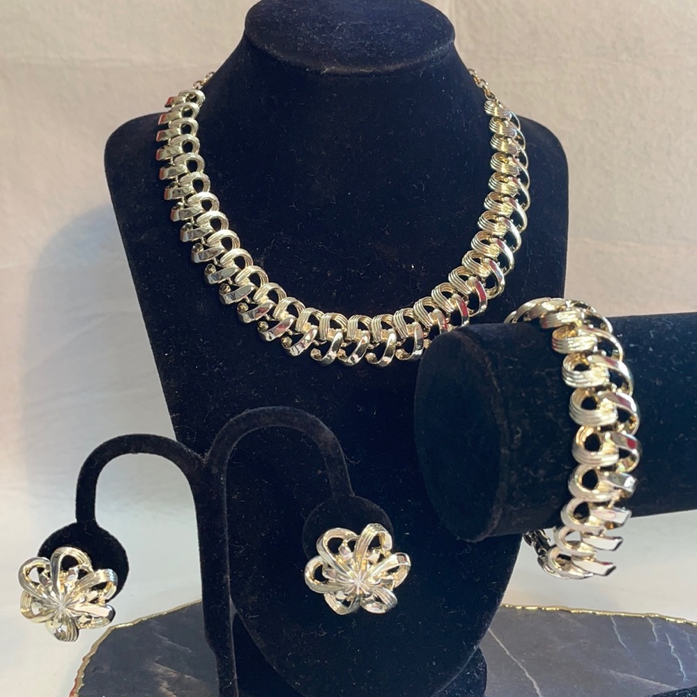 Vtg HOPE CHEST parure. Gold necklace, bracelet, and clip on earrings set
